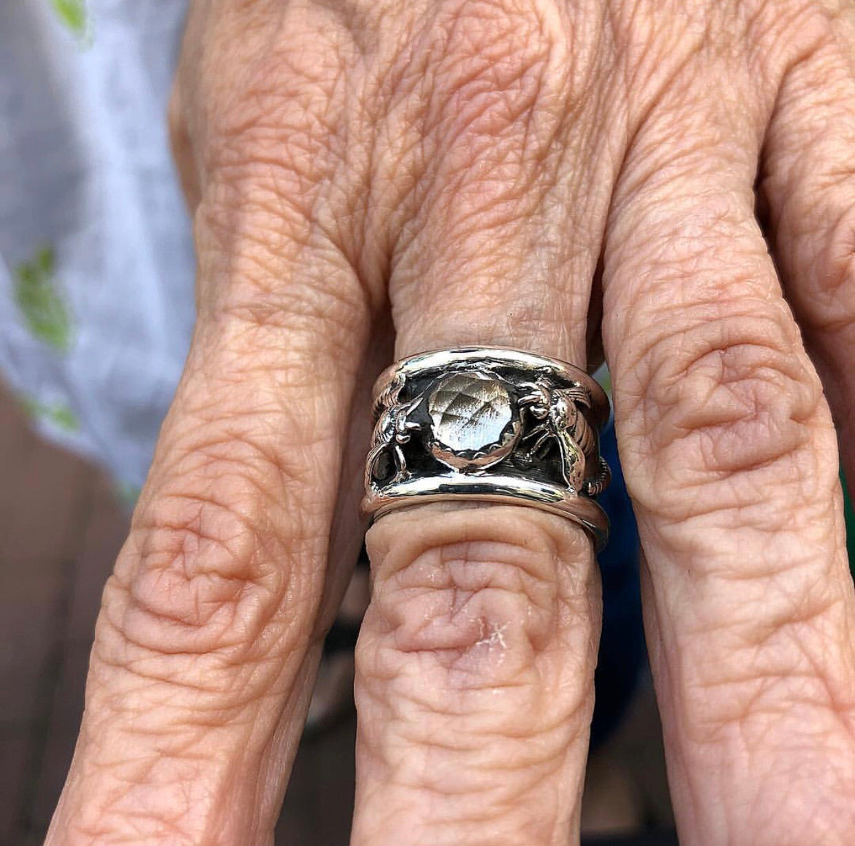 QUARTZ BEE RING