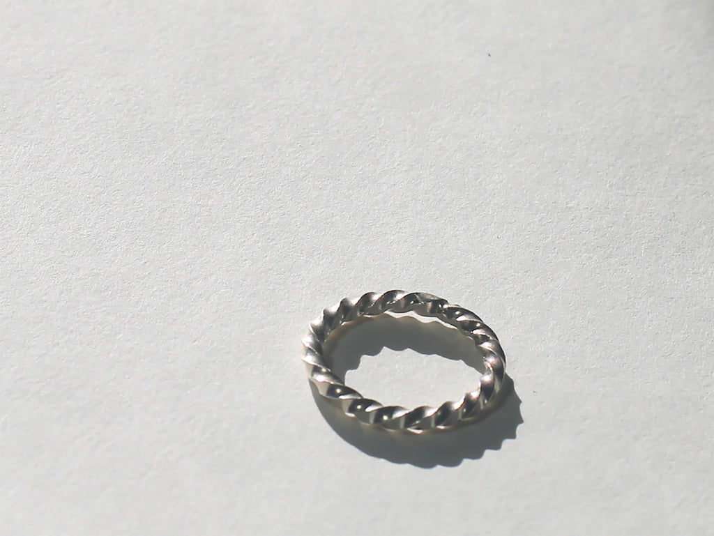 STERLING SILVER SIMPLE TWIST RING